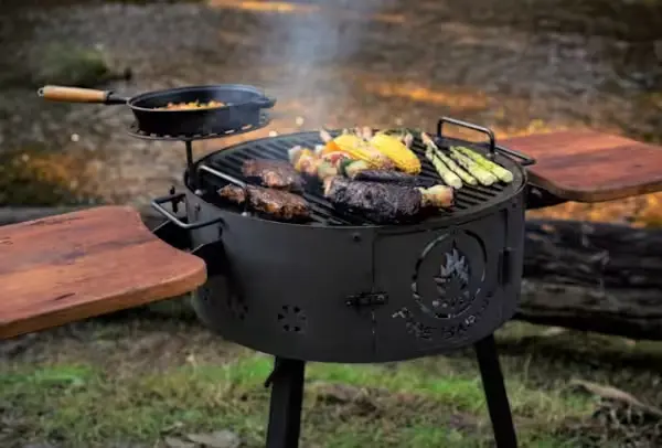 barbacoa de carbon con comida asandose