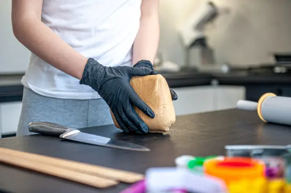 cuchillo cortando pan sobre encimera de cocina laminado HPL