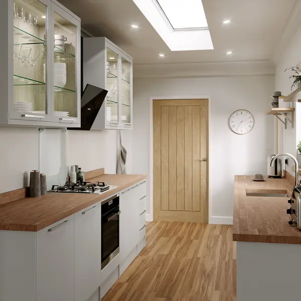 diseño cocina galeria con suelo de parquet encimeras de madera puerta de manera y reloj de agujas en la pared